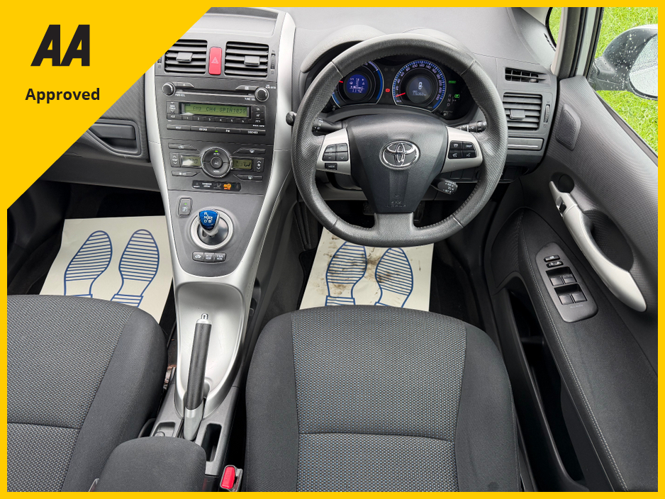 2012 Toyota Auris - image 12