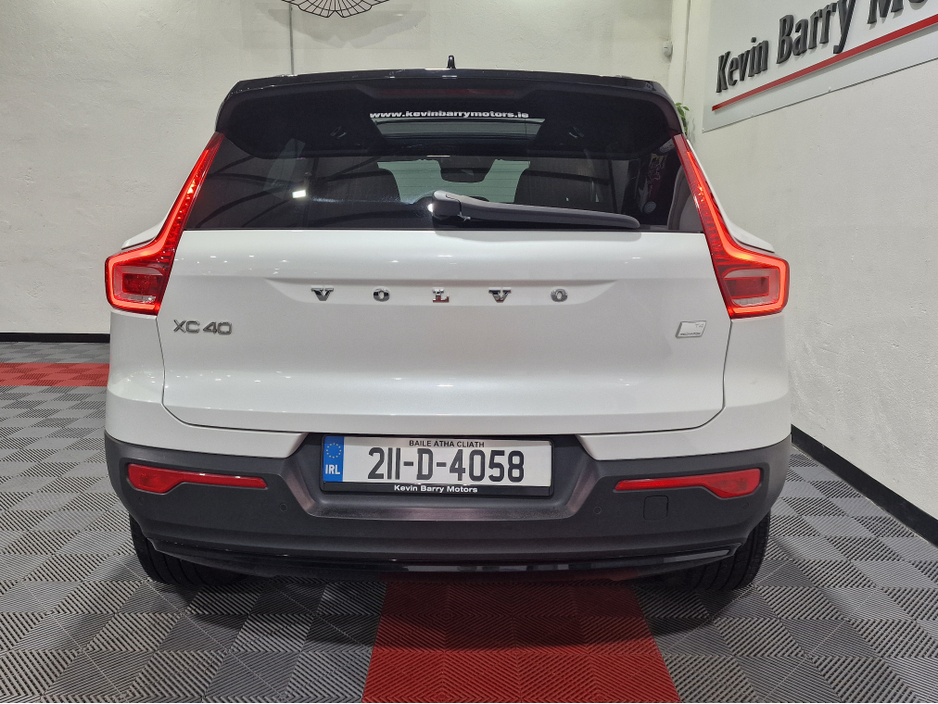 2021 Volvo XC40 - image 3