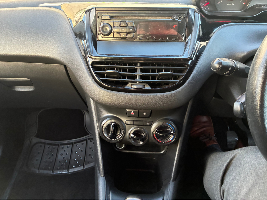 2013 Peugeot 208 - image 21