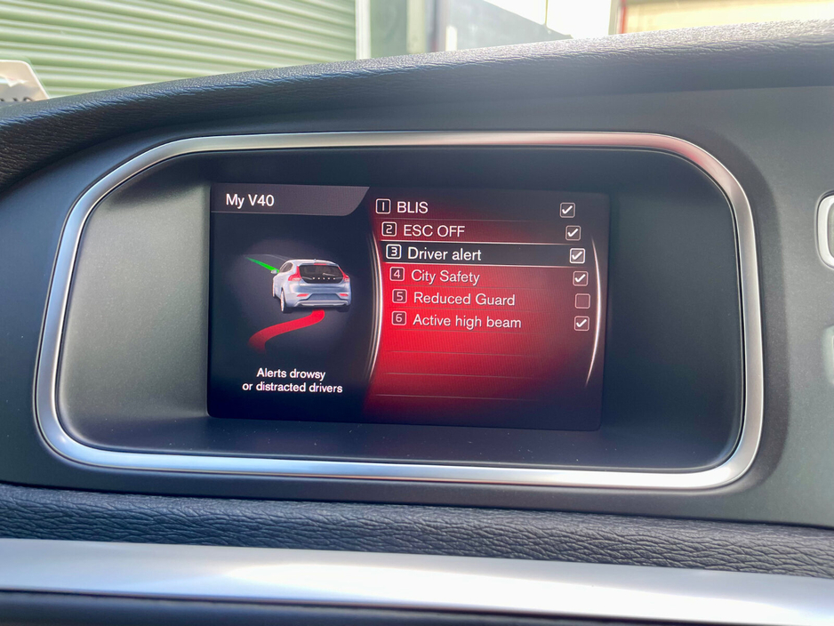 2018 Volvo V40 - image 40