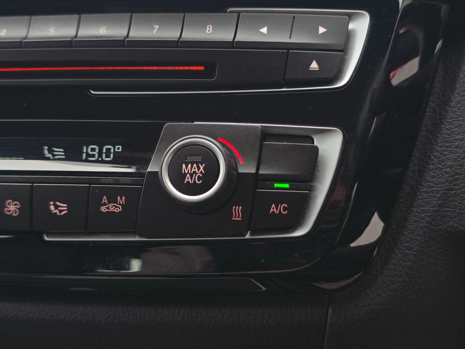 2017 BMW 3 Series - image 24