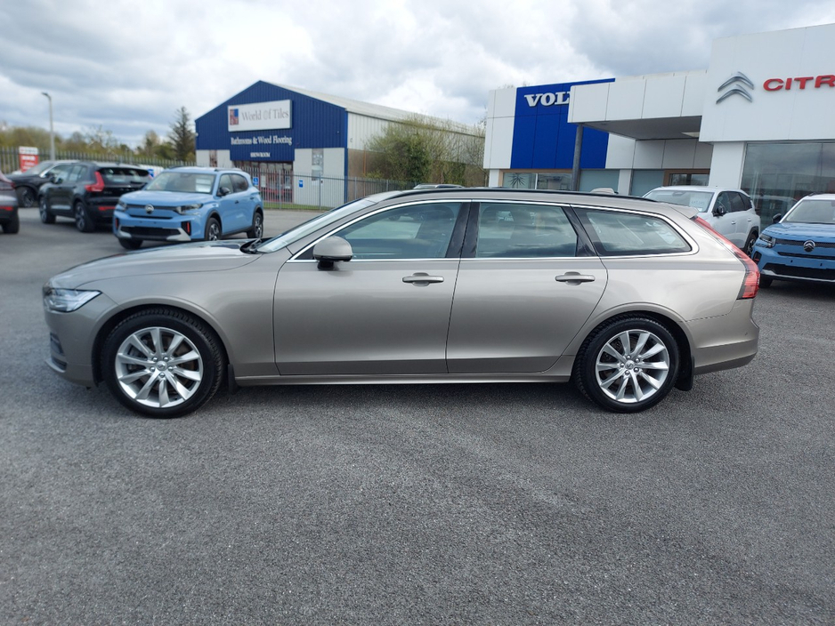 2021 Volvo V90 - image 12