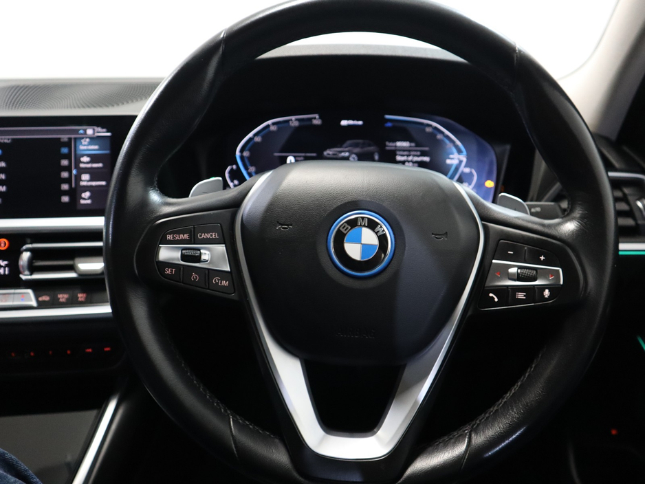 2022 BMW 3 Series - image 11
