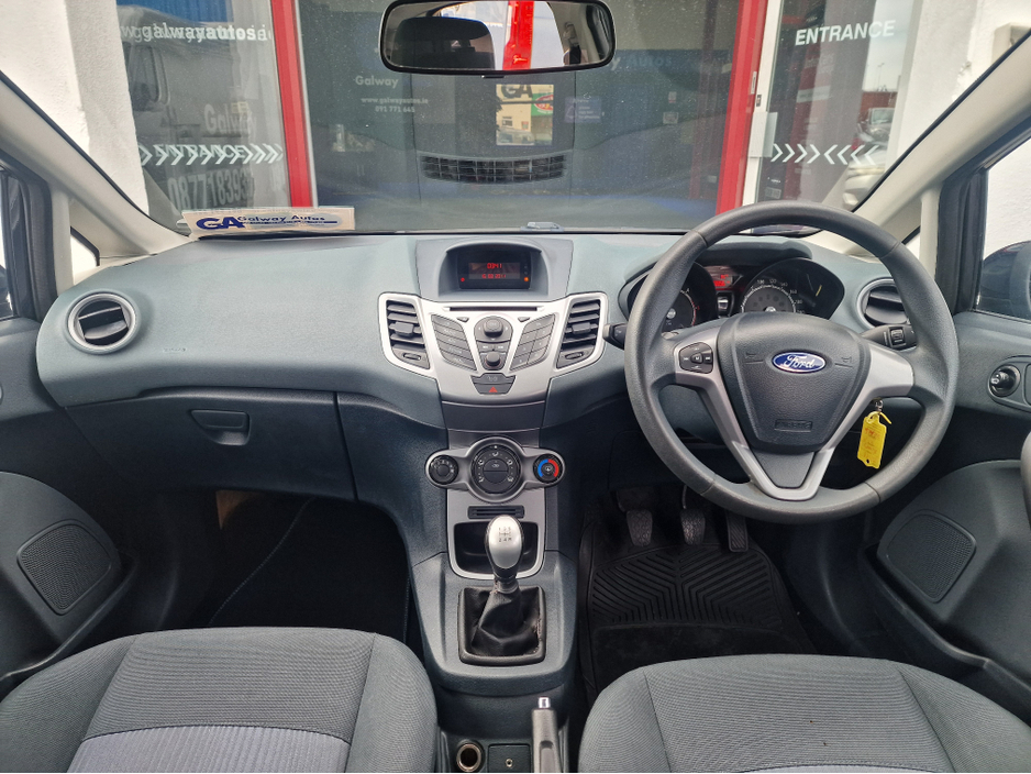 2011 Ford Fiesta - image 24