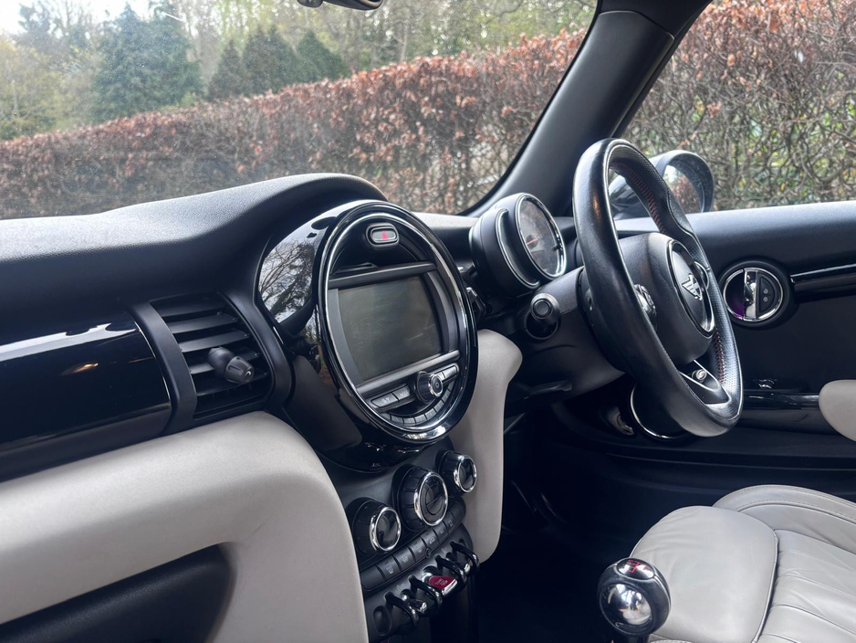 2017 MINI Hatch - image 20