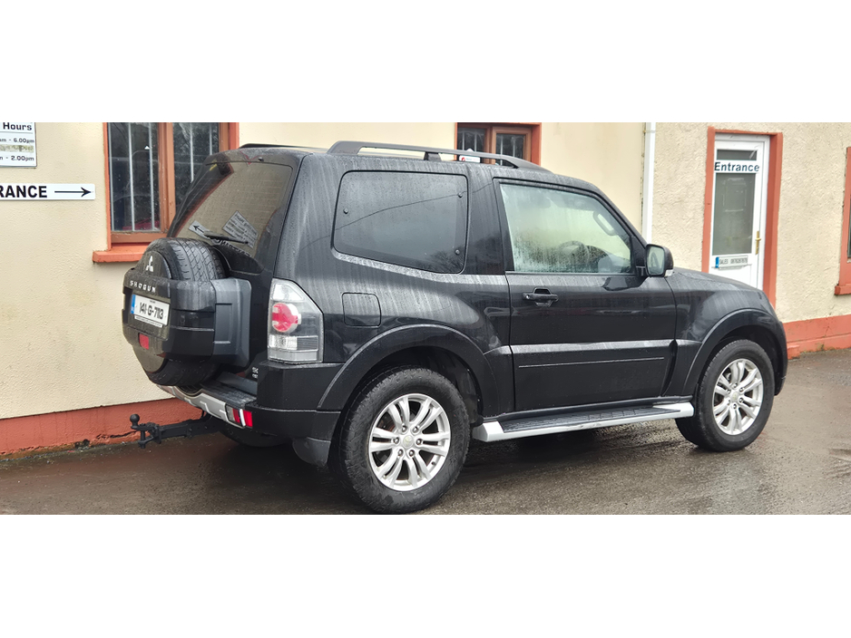 2014 Mitsubishi Pajero - image 3