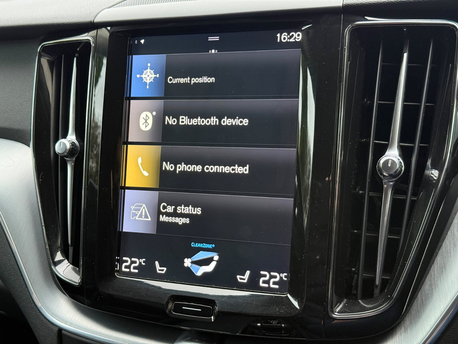 2018 Volvo XC60 - image 13