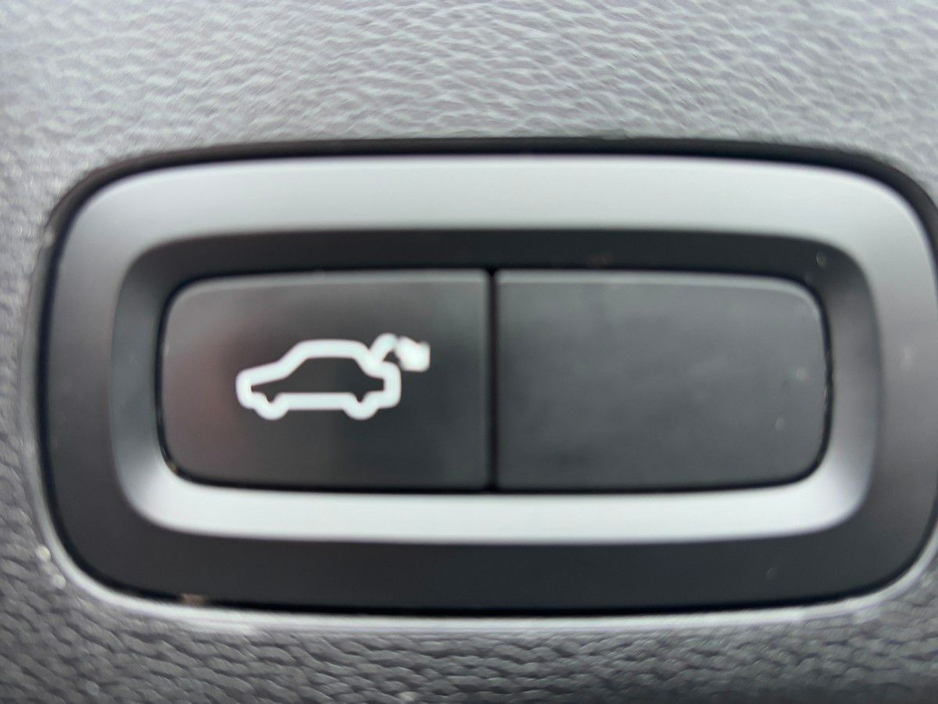 2018 Volvo XC60 - image 20