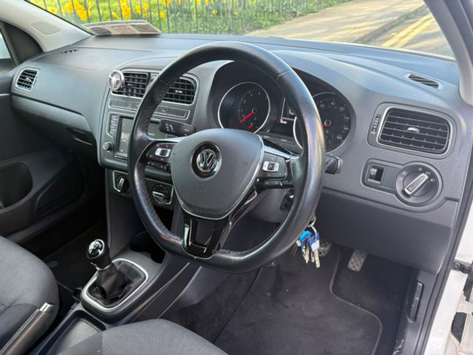 2016 Volkswagen Polo - image 8