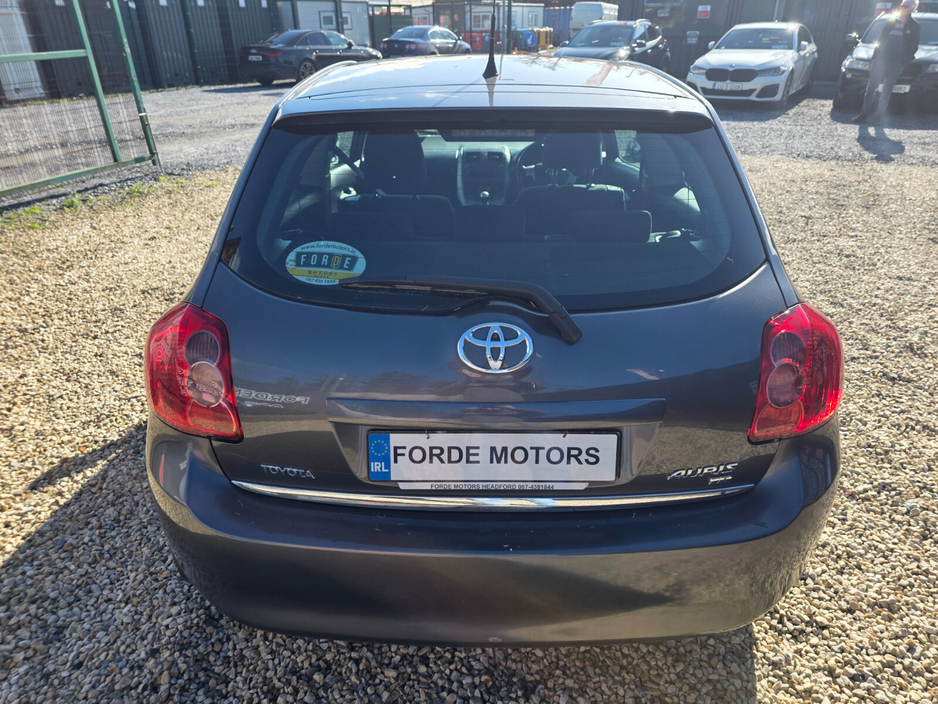 2009 Toyota Auris - image 5