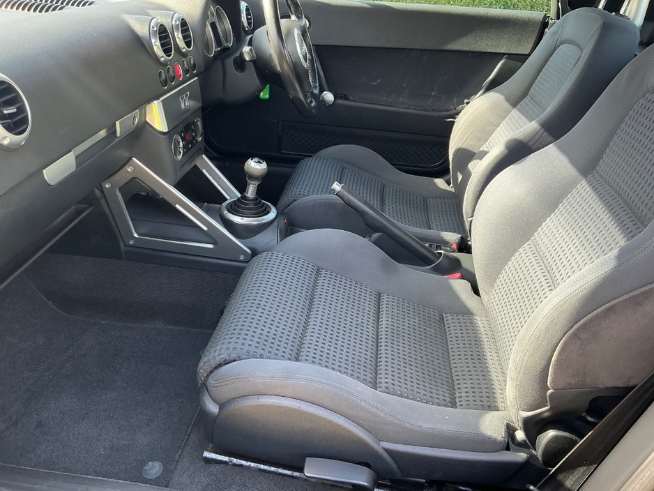 2004 Audi TT - image 10