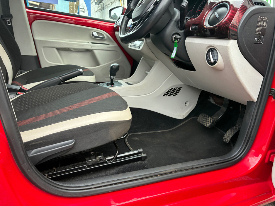 2018 Volkswagen up! - image 8