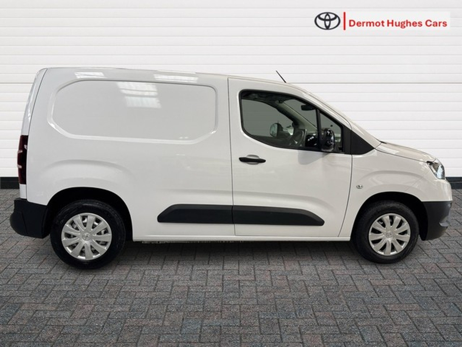 2024 Toyota Proace City - image 3