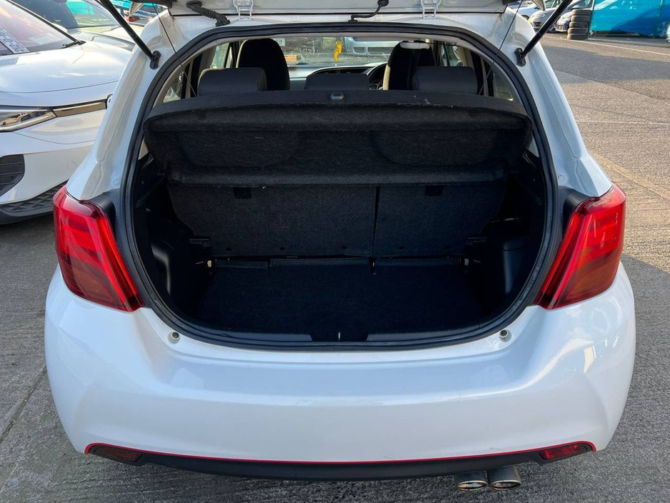 2015 Toyota Yaris - image 13