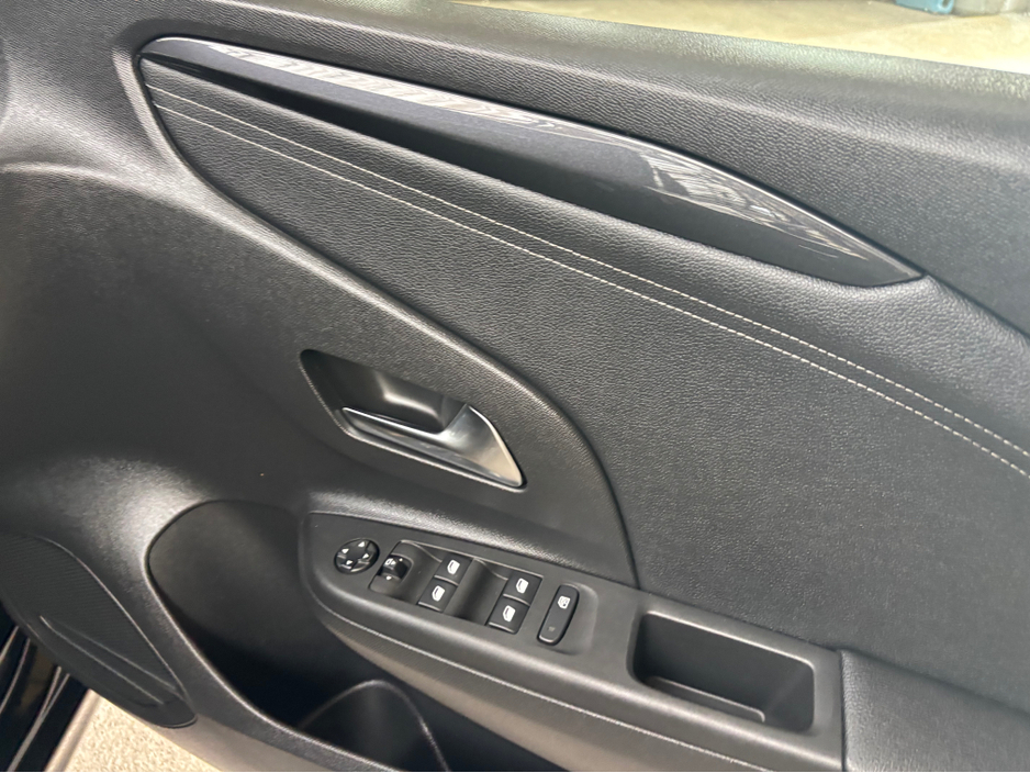 2022 Opel Corsa - image 4