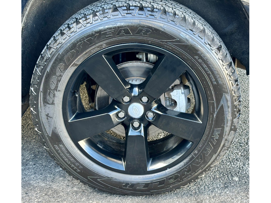 2025 Land Rover Defender - image 9