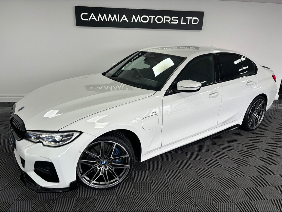 2021 BMW 3 Series - image 2