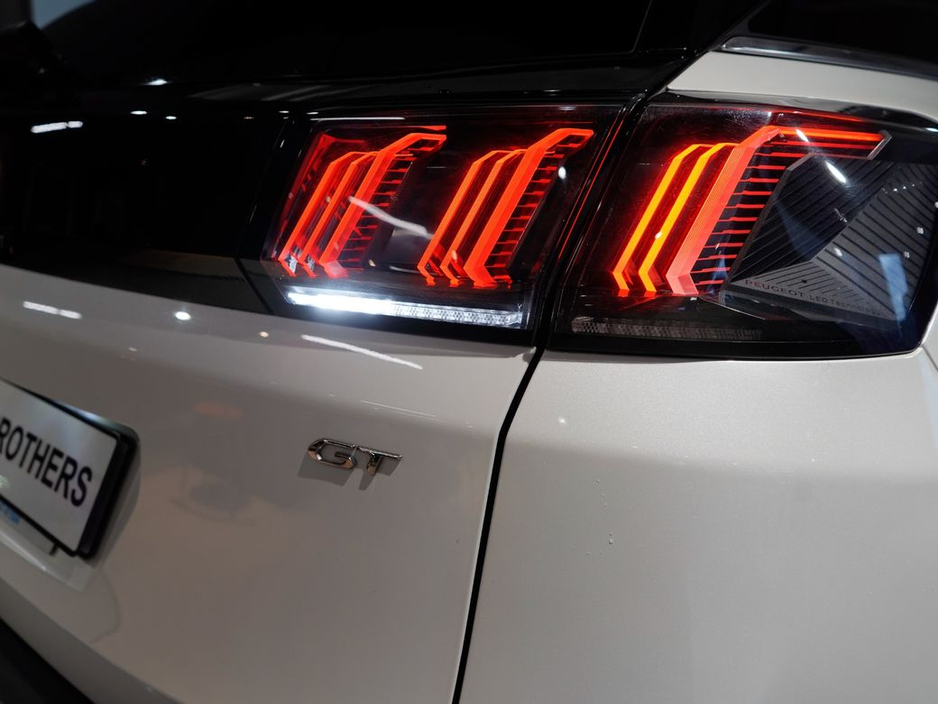 2021 Peugeot 3008 - image 10