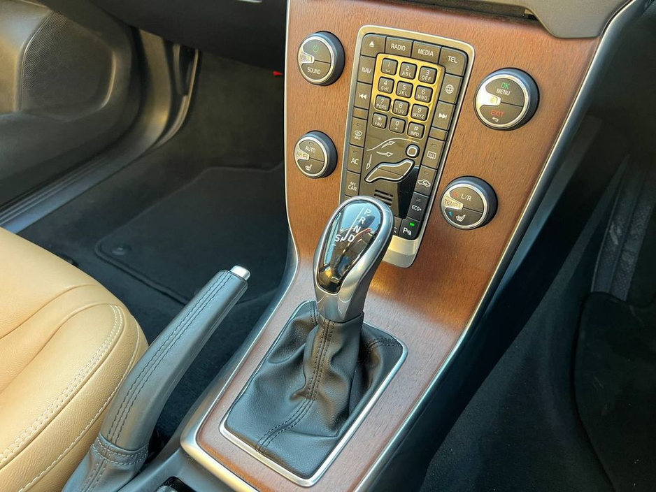 2019 Volvo V40 - image 12