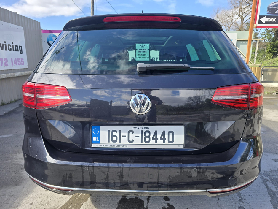 2016 Volkswagen Passat - image 4