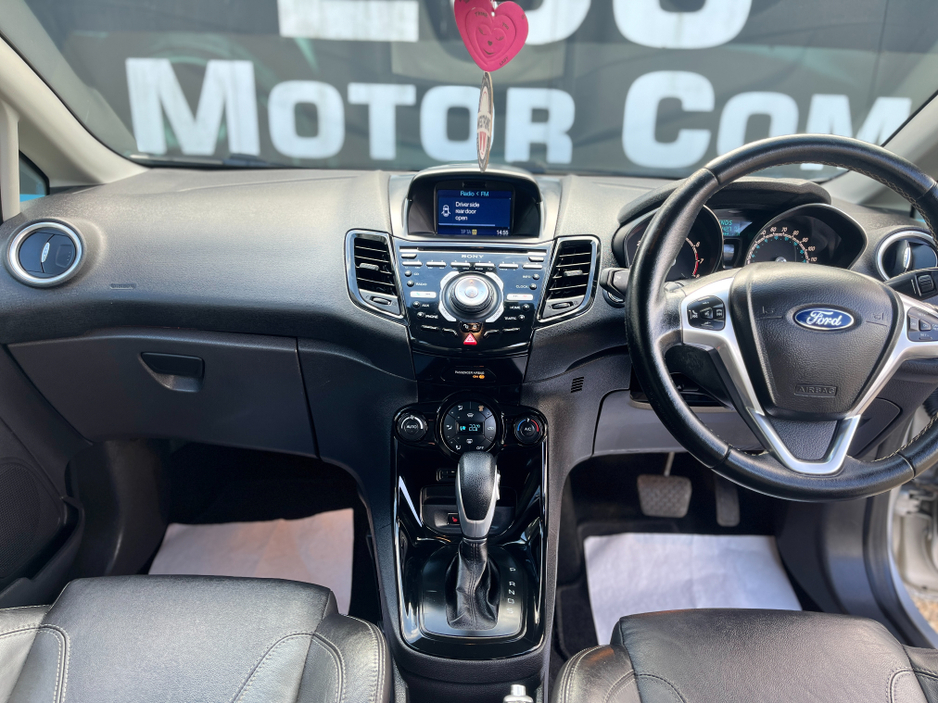 2015 Ford Fiesta - image 8