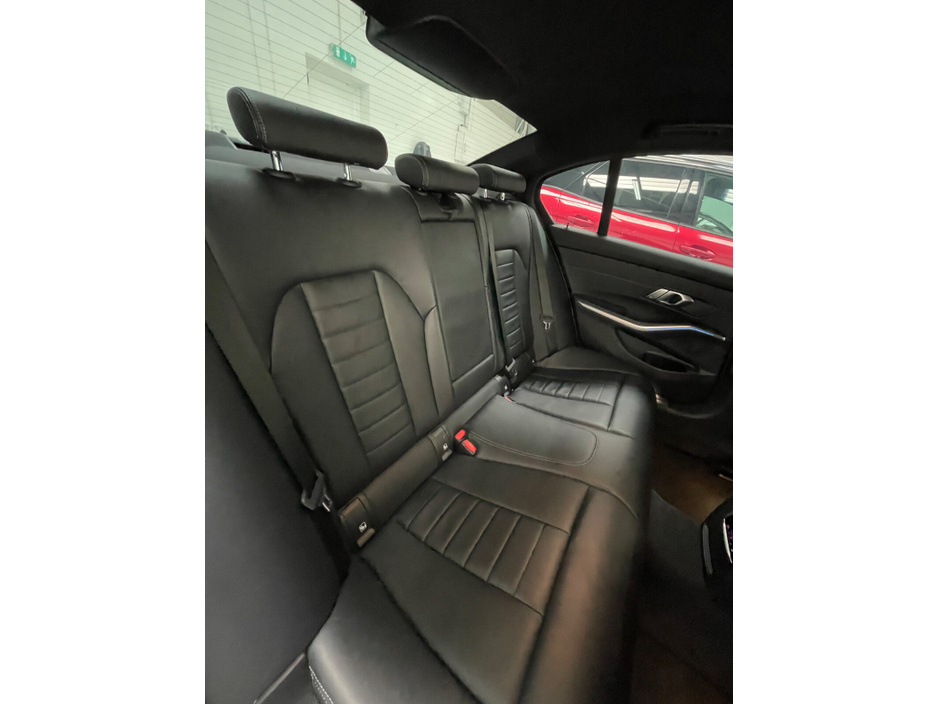 2021 BMW 3 Series - image 10
