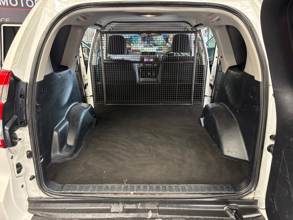 2014 Toyota Landcruiser - image 13