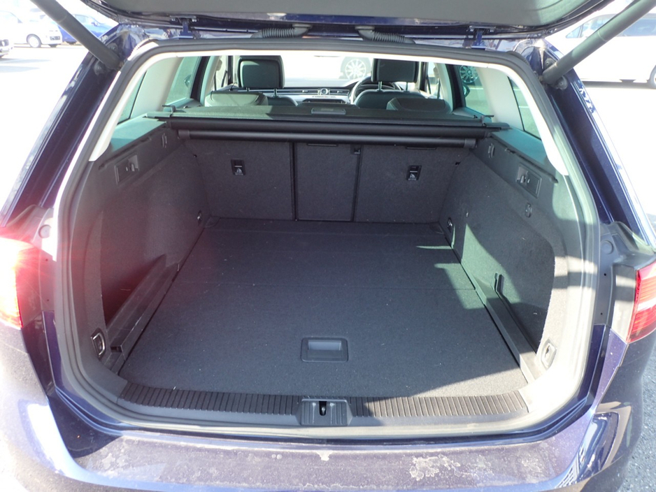 2018 Volkswagen Passat - image 11