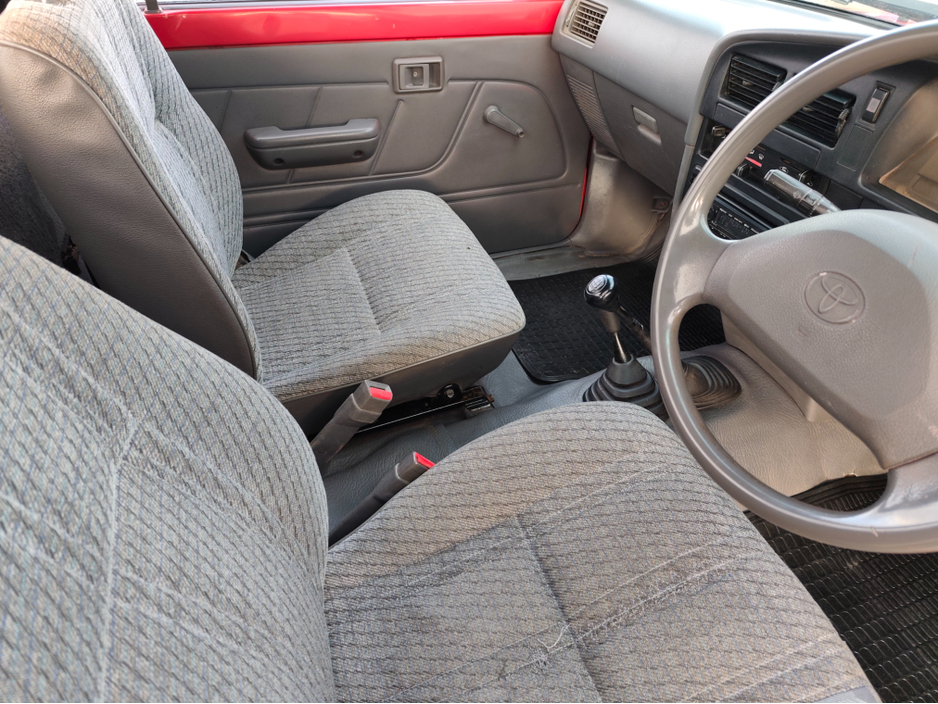 1996 Toyota Hilux - image 9
