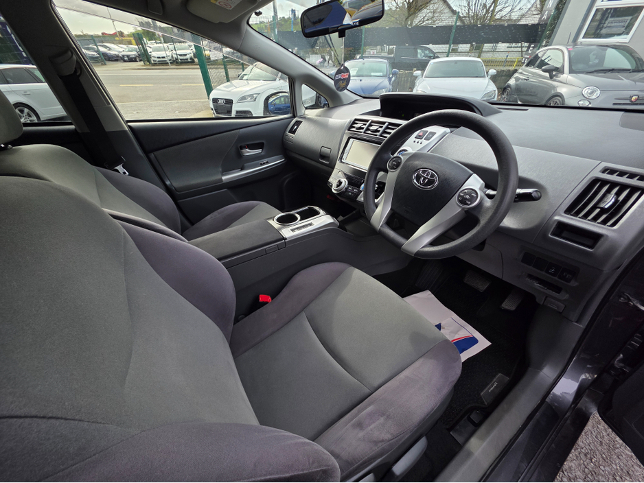 2013 Toyota Prius Alpha - image 8