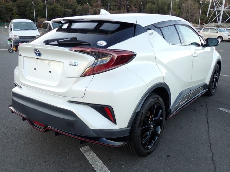 2019 Toyota C-HR - image 3