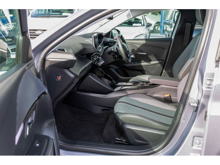 2025 Peugeot 208 - image 22