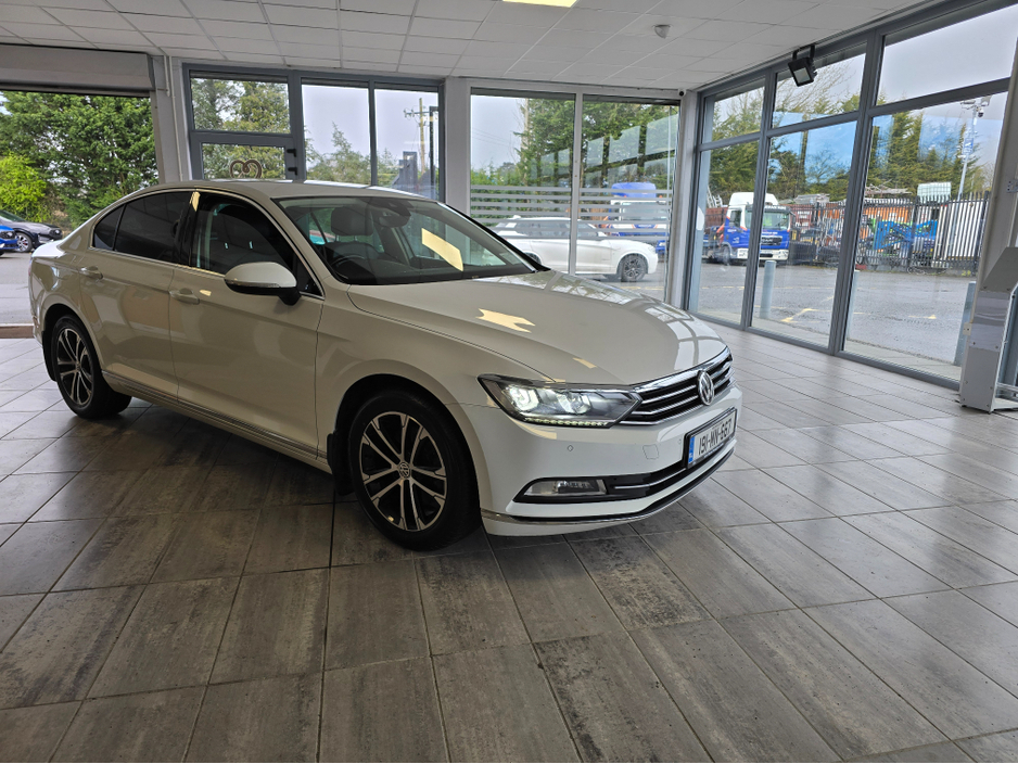 2019 Volkswagen Passat - image 2