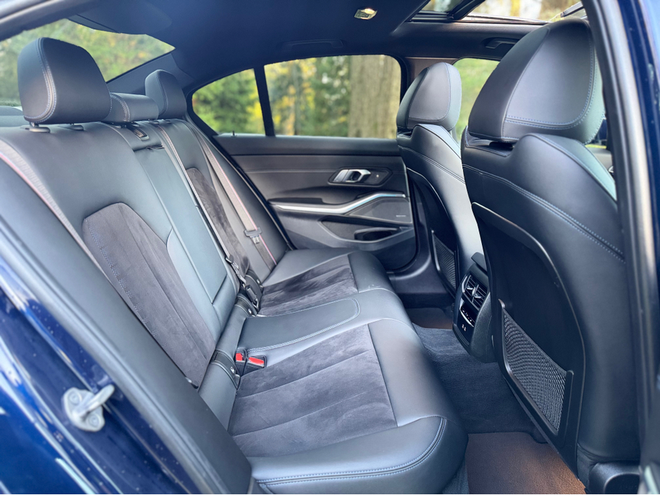 2024 BMW 3 Series - image 7