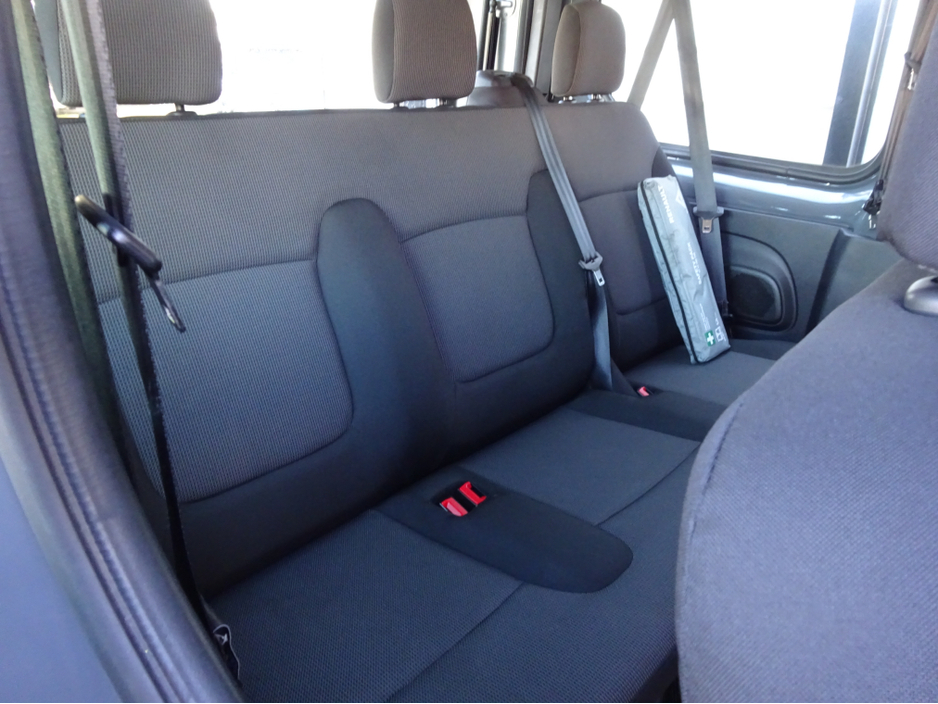 2023 Renault Trafic - image 14