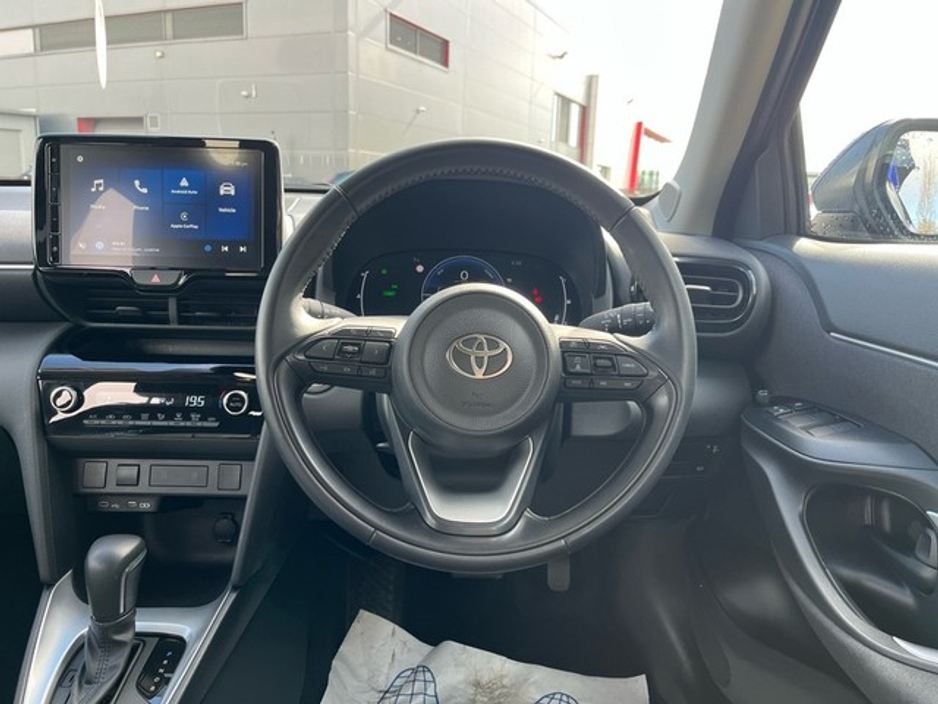 2025 Toyota Yaris Cross - image 9