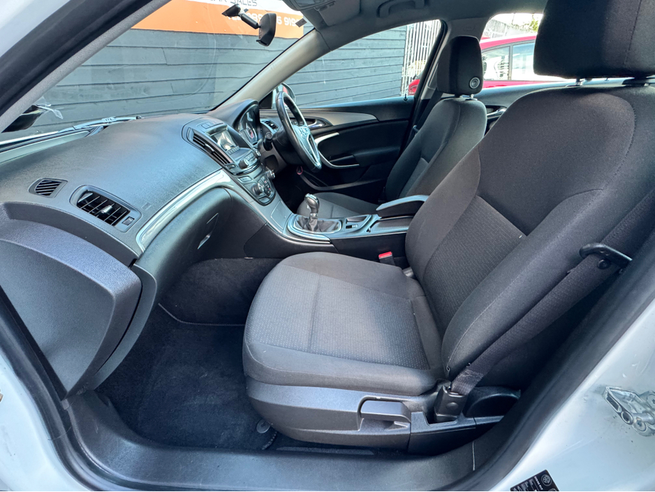 2016 Opel Insignia - image 9