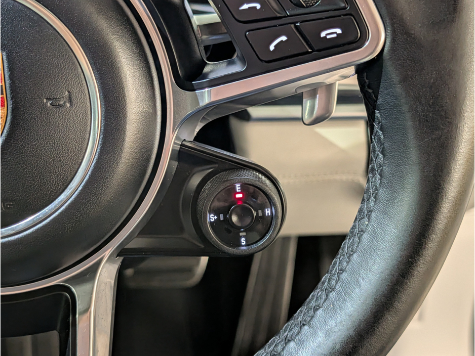 2018 Porsche Panamera - image 29