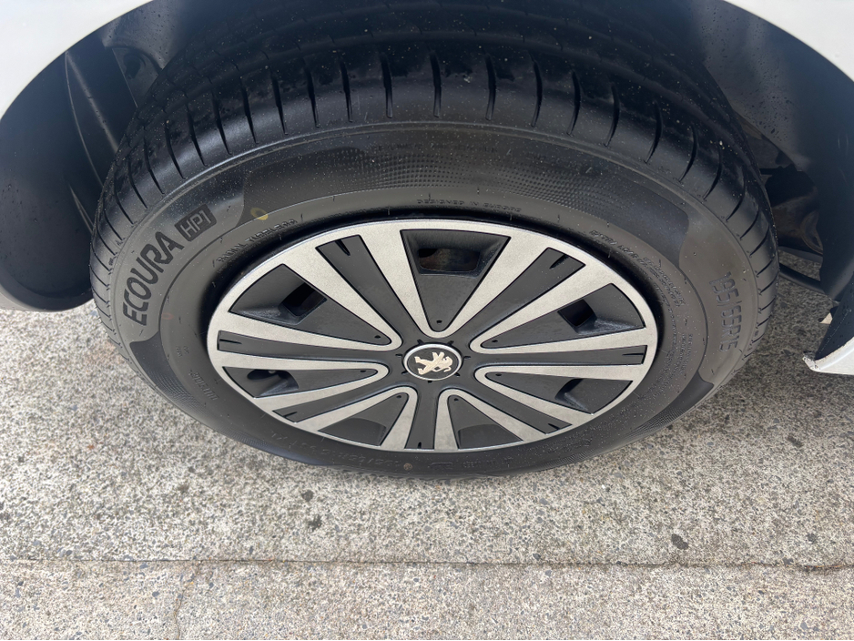 2018 Peugeot Partner - image 16