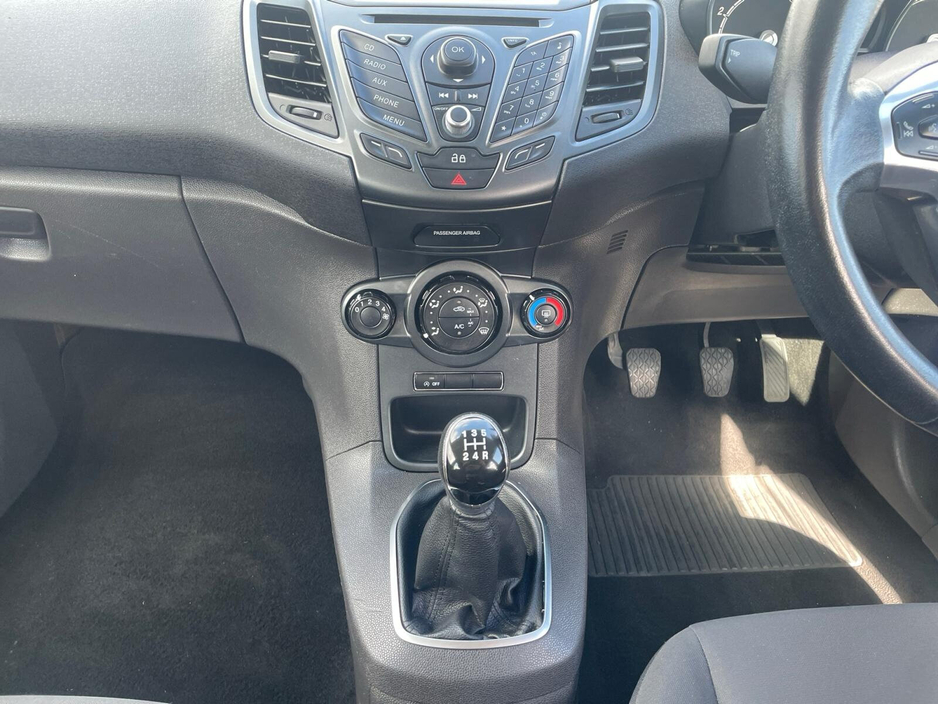 2015 Ford Fiesta - image 11
