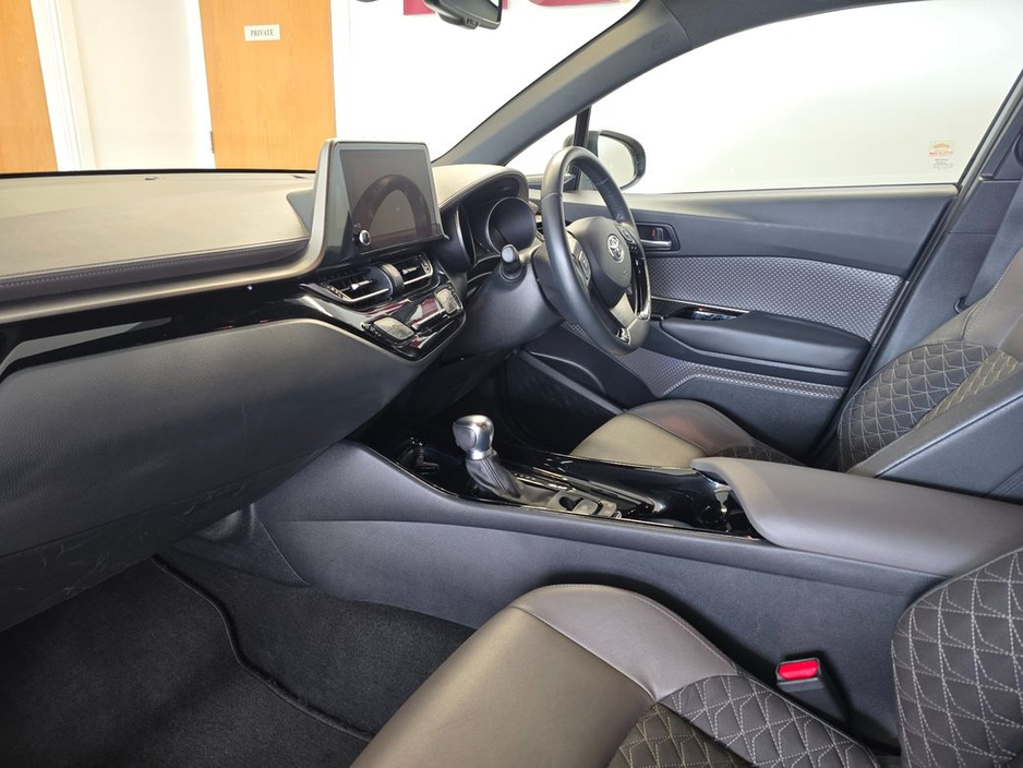 2023 Toyota C-HR - image 8