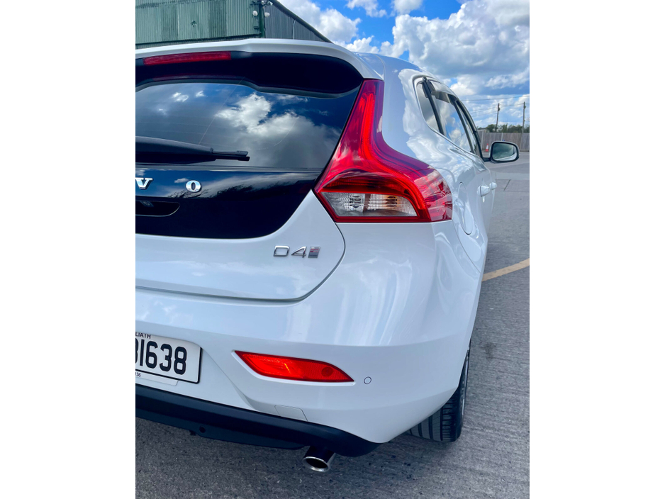 2018 Volvo V40 - image 11