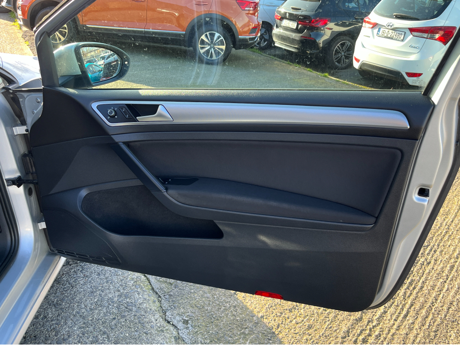 2019 Volkswagen Golf - image 11