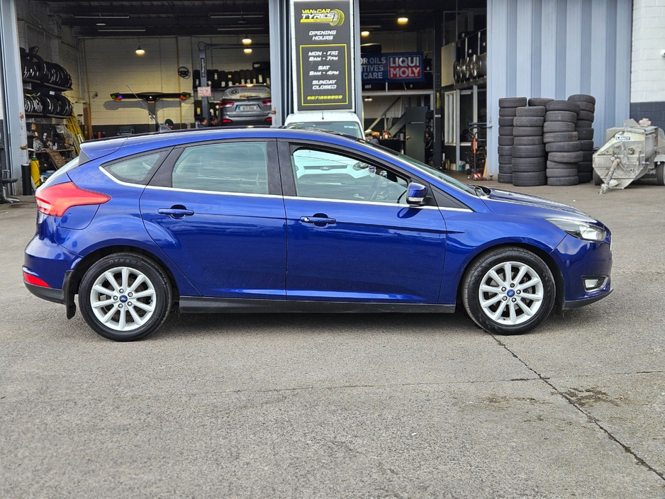 2016 Ford Focus - image 7