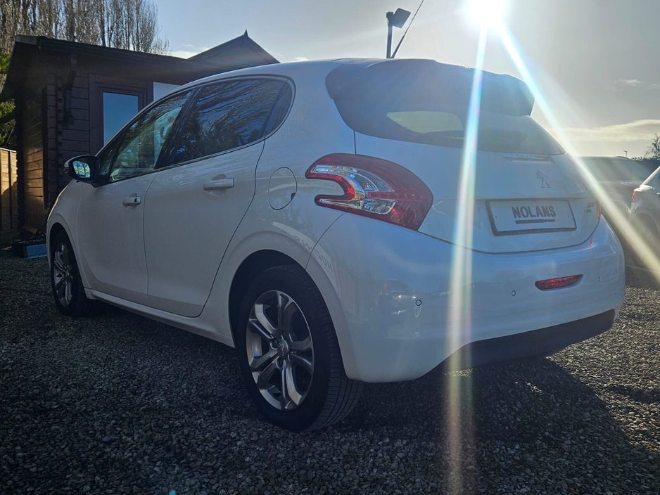 2015 Peugeot 208 - image 11