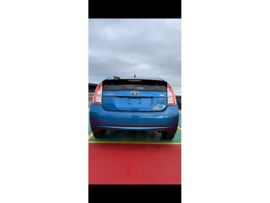 2013 Toyota Prius - image 6