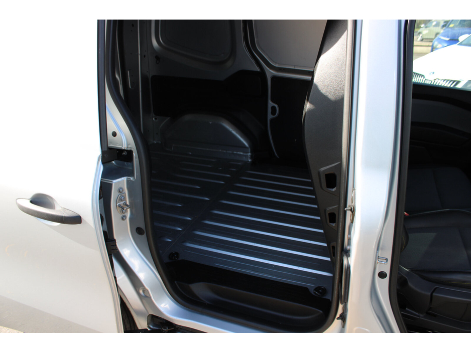 2023 Renault Kangoo - image 12