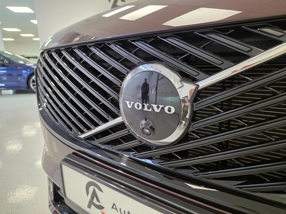 2025 Volvo XC90 - image 9