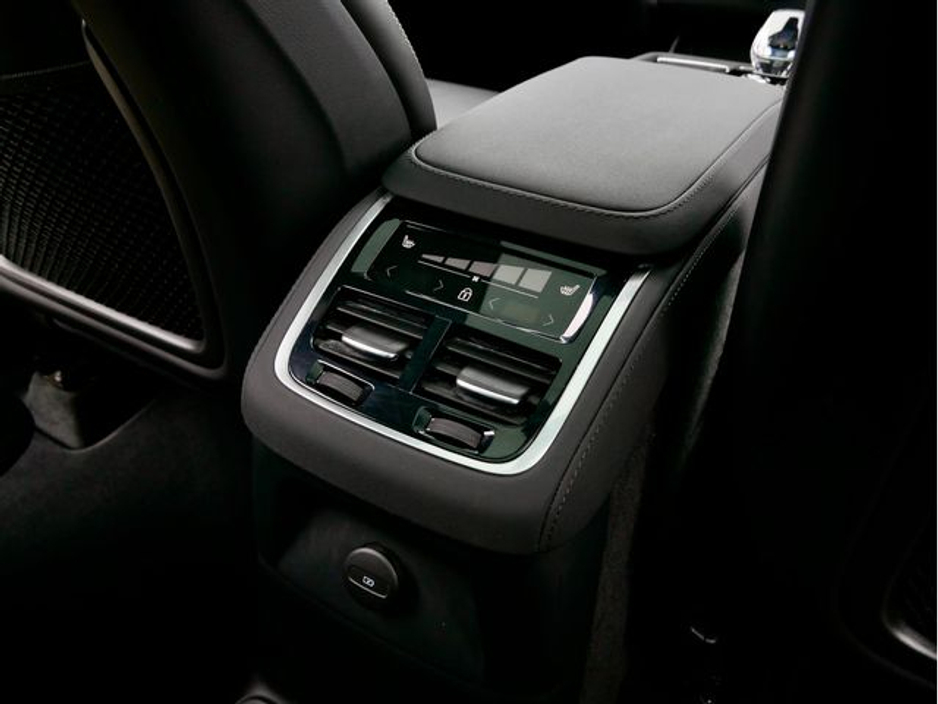 2025 Volvo XC90 - image 32