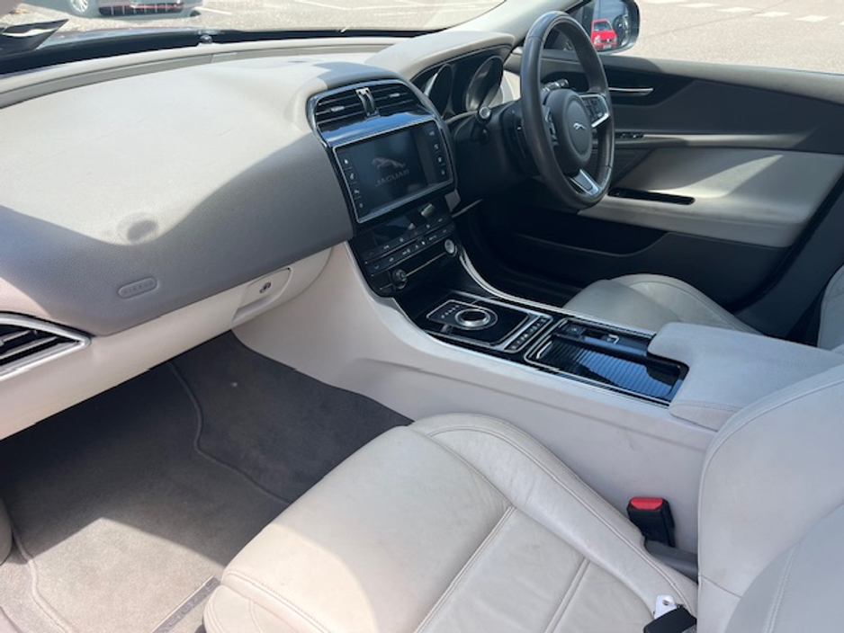 2018 Jaguar XE - image 10